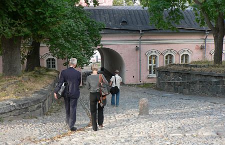 20060901_Suomenlinna_wall_exit.jpg