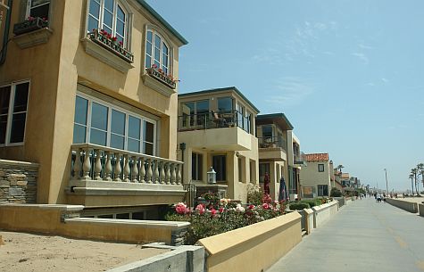 Houses on the Strand at Hermosa Beach, walking southbound