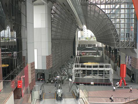 20070724_Kyoto_Station_escalator_down_lower.jpg