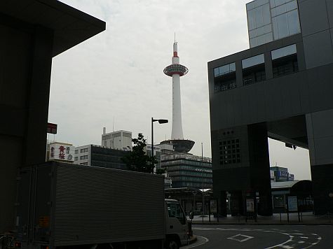 20070724_Kyoto_Tower_from_station_west.jpg