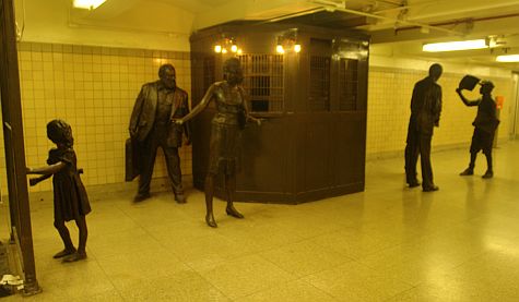 20070822_Newark_Penn_Station_sculpture.jpg