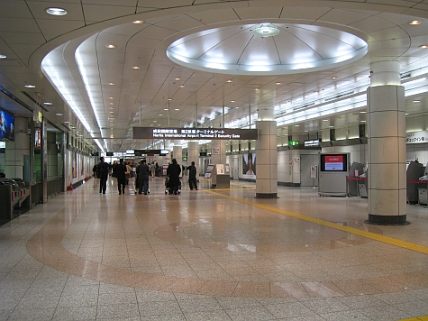 DI_20080307_Narita_airport_hallway.jpg