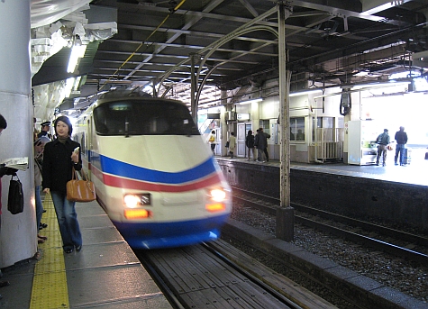 DI_20080307_Nippori_platform_train.jpg