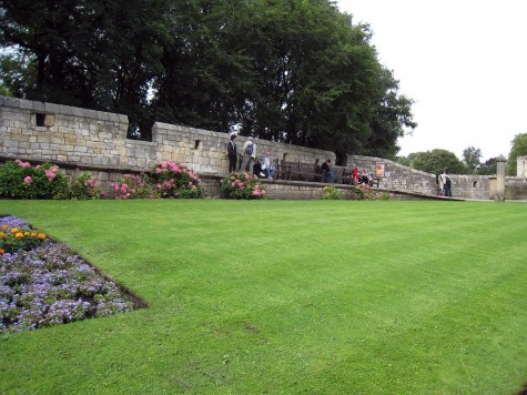 DI_20080910 105226 York wall lawn