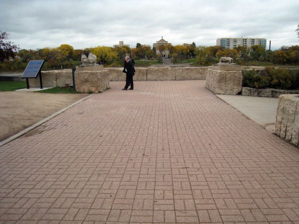 di_20081007-122914-winnipeg-theforks-redriver-plaza