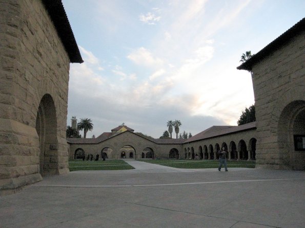 di_20081211-194110-stanford-memorial-court