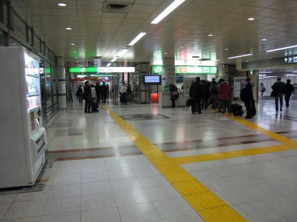 di_20090222-025404-narita-jr-gates