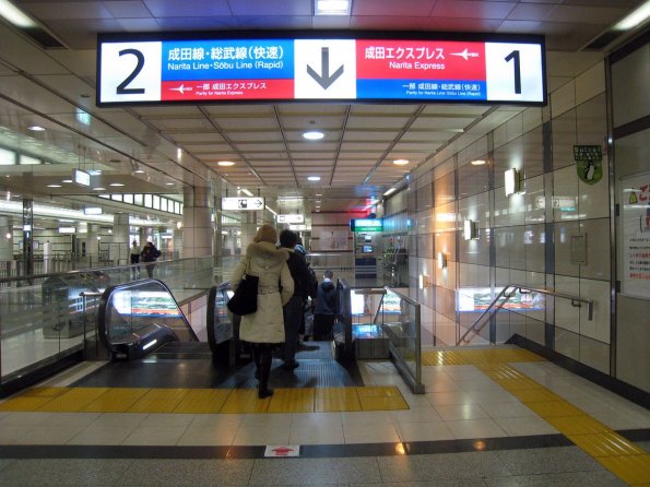 di_20090222-025518-narita-train-escalators