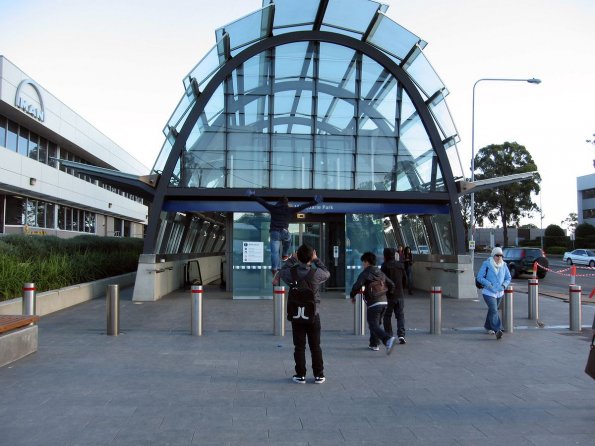 di_20090702-174418-macquariepark-station