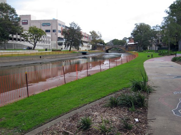 di_20090706-210812-parramatta-canal-fence