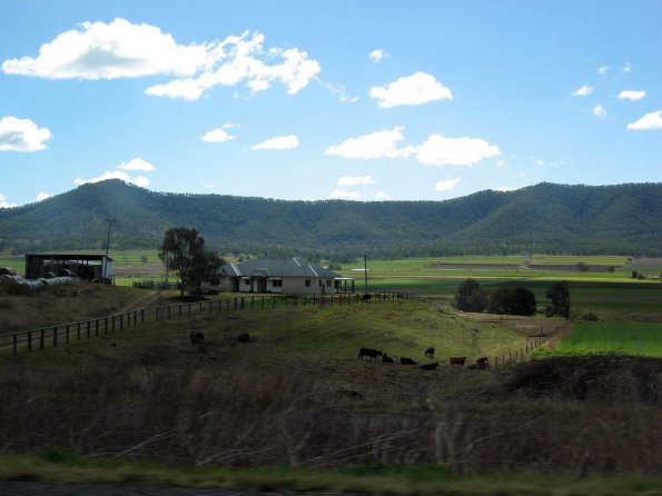 di_20090717-213752-newenglandhwy-farmhouse