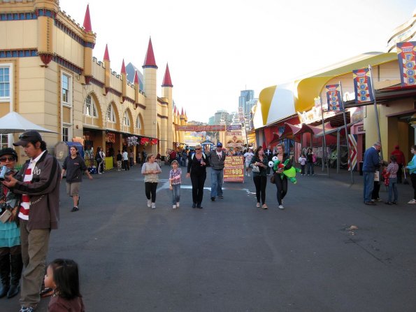 di_20090720-010944-lunapark-main-street-nw-family