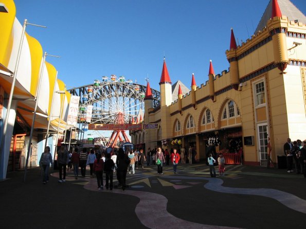 di_20090720-011354-lunapark-main-street-se