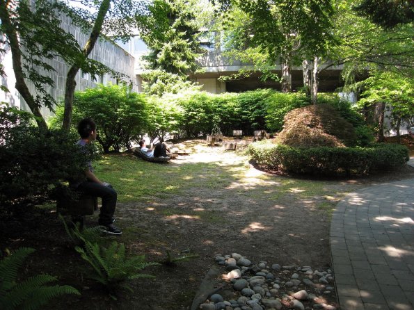 di_20090724-154546-sfu-shrumsciencebuilding-courtyard-shade