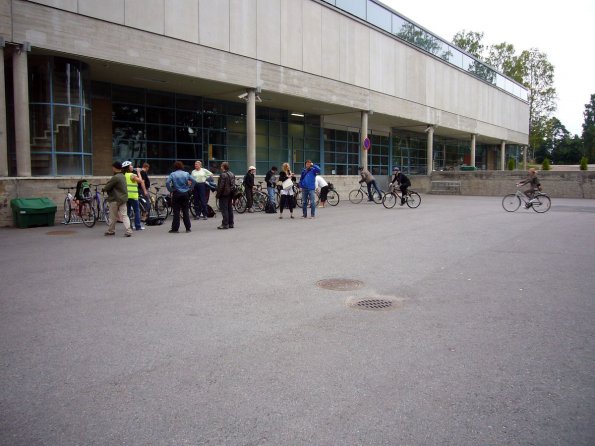 di_20090829-082640-weegee-plaza-cyclists