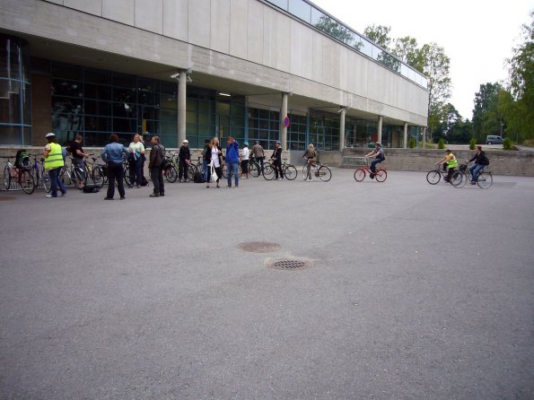 di_20090829-082644-weegee-plaza-cyclists