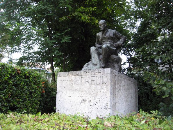 di_20090830-133346-belsizelane-freud-statue