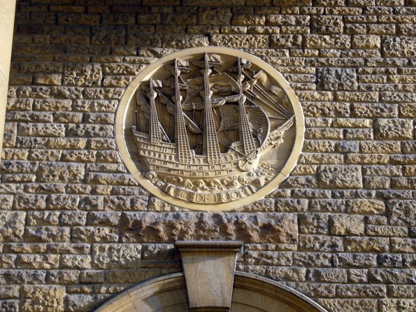 di_20090901-114108-rhodeshouse-crest