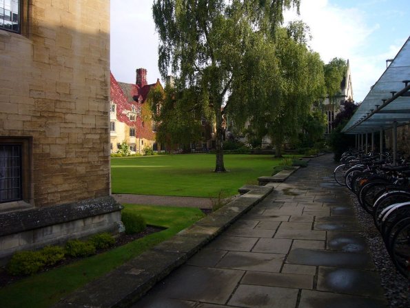 di_20090901-120108-magdalencollege-bikes