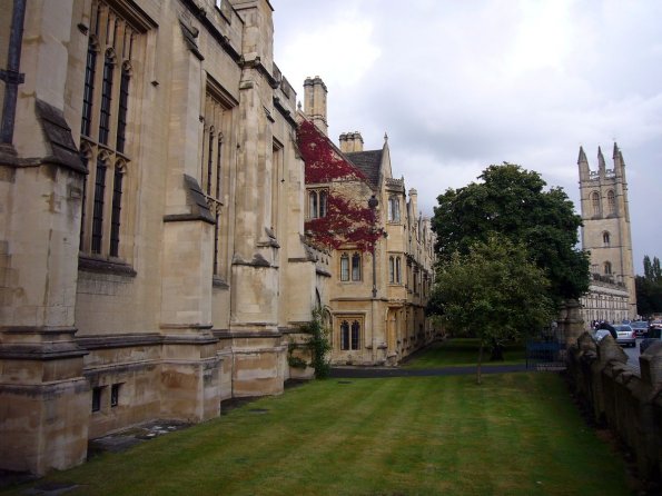 di_20090901-120238-magdalencollege-lawn