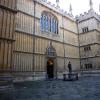 di_20090901-122228-bodleianlibrary-courtyard-statue