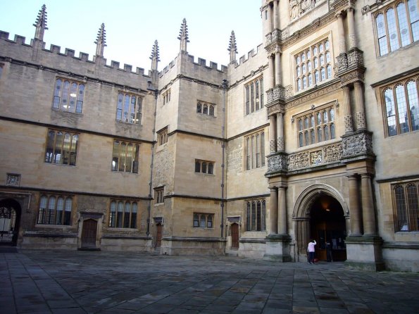 di_20090901-122234-bodleianlibrary-courtyard