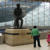 di_20090903-085056-stpancrasstation-painter-statue