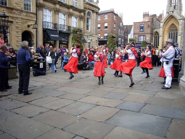 di_20090905-084128-sthelenssquare-morrisdancers