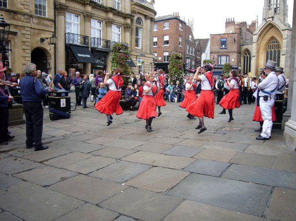 di_20090905-084132-sthelenssquare-morrisdancers