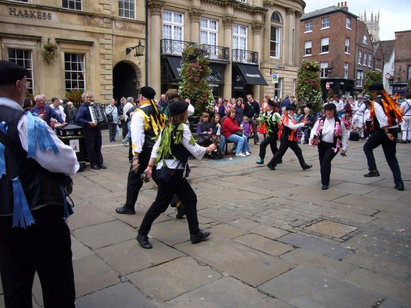 di_20090905-084328-sthelenssquare-morrisdancers