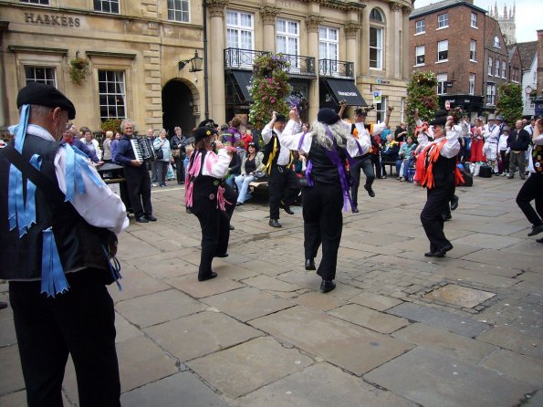 di_20090905-084334-sthelenssquare-morrisdancers