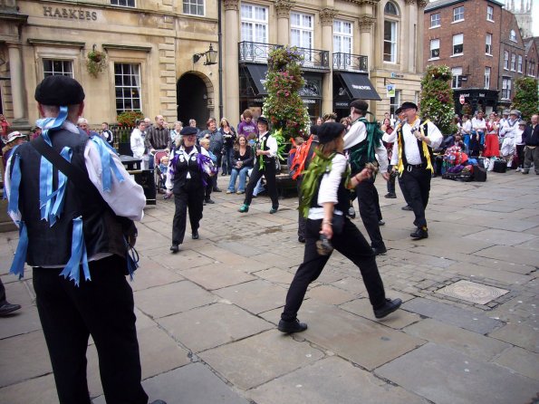 di_20090905-084342-sthelenssquare-morrisdancers