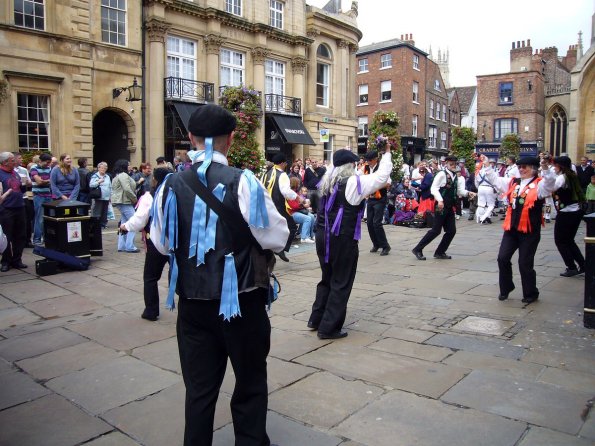 di_20090905-084452-sthelenssquare-morrisdancers