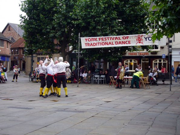 di_20090905-090002-stsampsonssquare-morrisdancers