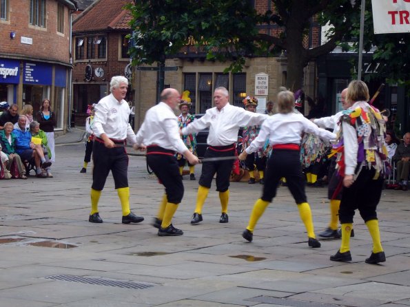 di_20090905-090012-stsampsonssquare-morrisdancers