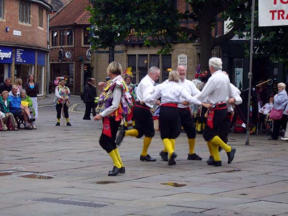 di_20090905-090018-stsampsonssquare-morrisdancers