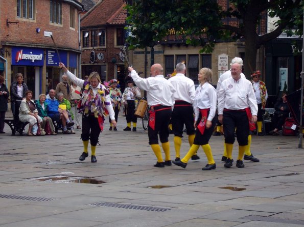 di_20090905-090102-stsampsonssquare-morrisdancers