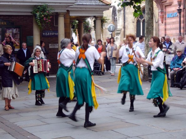 di_20090905-090340-sthelenssquare-morrisdancers