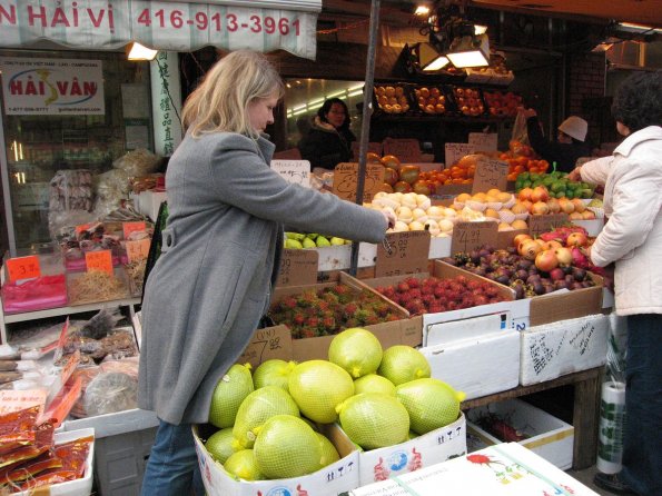 di_20091107-134850-spadina-chinatown-shooting-fruit