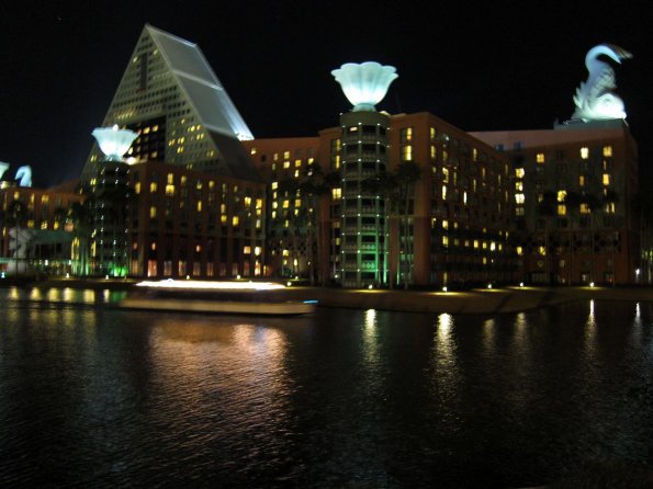 di_20100118-201534-disneydolphin-night