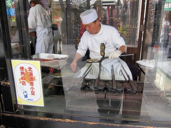 di_20100301-001425-asakusa-nakamise-cake-maker