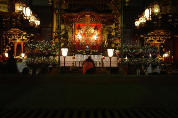 di_20100301-002633-askakusajinja-shrine-monk-at-altar