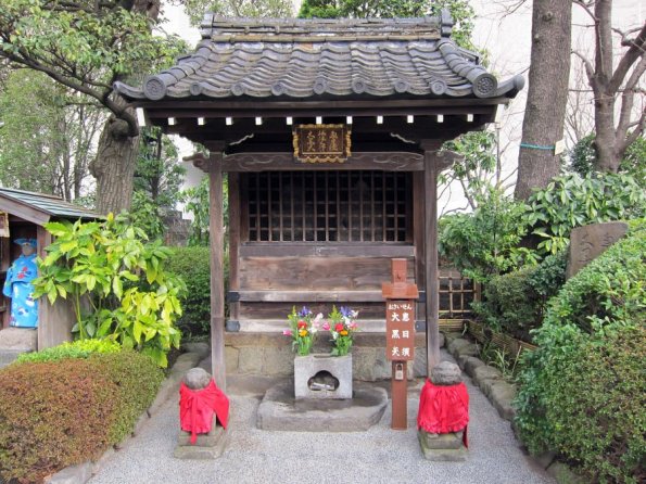 di_20100301-003209-askakusajinja-shrine-wrapped-rocks-red