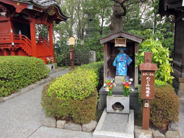 di_20100301-003224-askakusajinja-shrine-wrapped-rocks-blue