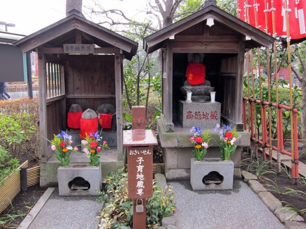 di_20100301-003258-askakusajinja-shrine-wrapped-rocks-duo-red