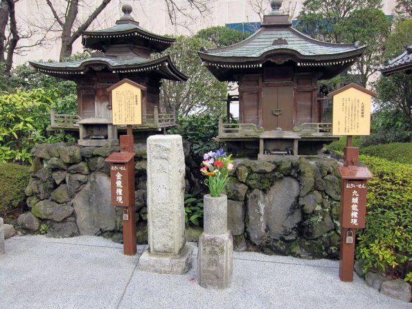 di_20100301-003345-askakusajinja-shrine-small-doors