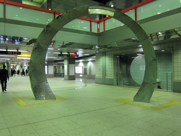 di_20100301-022127-metro-station-arch
