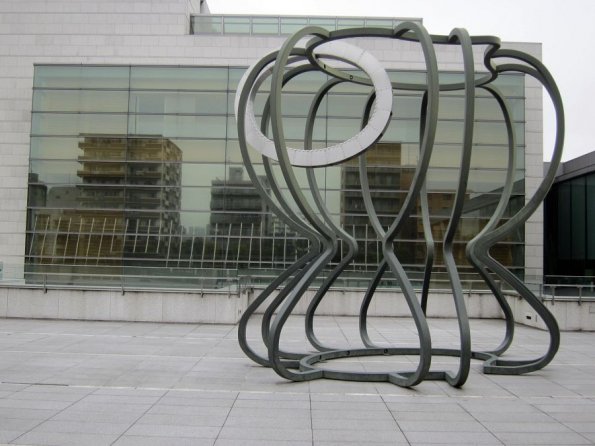 di_20100301-233707-museumcontemporaryarttokyo-outdoor-sculpture