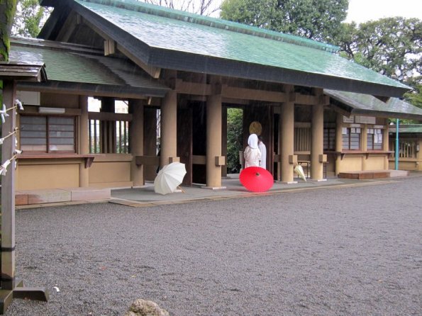 di_20100306-203646-togoshrine-courtyard-wedding