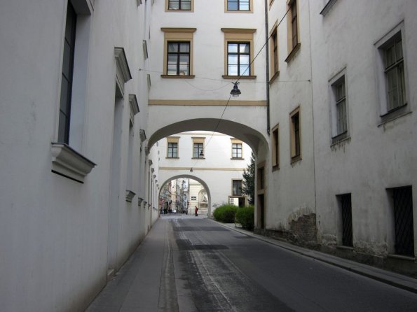 di_20100406-054325-vienna-postgasse-arches